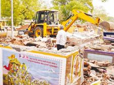 திருச்சியில் ரயில் நிலைய வளாகத்திலிருந்த அம்மன் கோவில் இடித்து அகற்றம்.. பக்தர்கள் அதிர்ச்சி 
