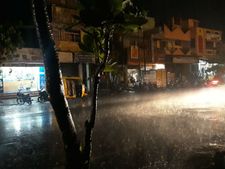 ஃபனி புயல் எதிரொலி.. புதுச்சேரியில் பலத்த காற்றுடன் கொட்டித் தீர்த்த கனமழை