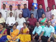   பசுமை நிறைந்த நினைவுகளே... 24 ஆண்டுக்குப் பிறகு மீண்டும் சந்தித்து மகிழ்ந்த மாணவர்கள்