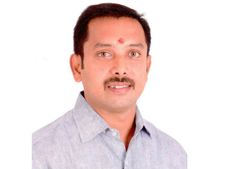 என்னய்யா இது.. கூட இருந்த ஒருத்தரையும் காணோம்.. தனித்து விடப்பட்ட அரவக்குறிச்சி அதிமுக வேட்பாளர்