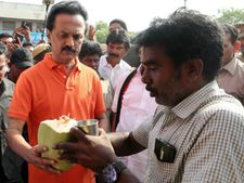 அட புதுசா இருக்கே.. காவி உடையில் ஸ்டாலின்.. தேர்தலுக்கு பின் கூட்டணி வைக்க இப்பவே சிக்னலா? 