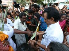 செம வெயிலு.. கூலிங் கிளாஸுடன் ஒட்டபிடாரத்தை வலம் வந்த ஸ்டாலின்.. ஜில் ஜில் பதநீர் அருந்தி பிரச்சாரம்