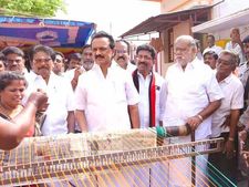 தறி நெய்து.. சவுராஷ்டிரா மொழியில் வணக்கம் தெரிவித்து.. ஸ்டாலின் அசத்தல் பிரச்சாரம்! 