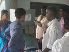சூலூர் தொகுதியில் காவி நிற ஆடை அணிந்த பக்தர்கள் வாக்களிக்க அனுமதி மறுப்பு! 