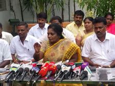 வருத்தப்படப் போறீங்க தமிழக மக்களே.. தமிழிசை பரபரப்பு பேச்சு! 