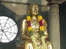 மீண்டும் கிடைக்காத சிம்மாசனம் கருவறை.. அன்னைக்கு பிரம்மாண்ட கோயில்.. நெகிழ வைத்த தொழிலதிபர் 