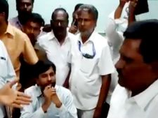 தேனியில் வாக்கு இயந்திரங்களை மாற்றியதாக பரபரப்பு.. திமுக, காங். அமமுகவினர் முற்றுகையால் பதற்றம் 