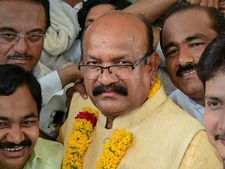 நானாக சென்று அமைச்சர் பதவி கேட்க மாட்டேன்.. கொடுத்தால் ஏற்க தயார்.. கர்நாடக எம்பி உமேஷ் ஜாதவ் 