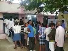 மந்தமான நிலையில் மறு வாக்குப்பதிவு... வெறிச்சோடி கிடக்கும் வாக்குச்சாவடிகள் 