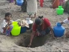 தாகத்தில் தமிழகம்.. ஊற்று நீரை நம்பி வாழும் மக்கள்.. ஒரு குடம் நிரம்ப 4 மணி நேரம் காத்திருப்பு 