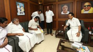 தேனி மாவட்ட திமுகவுக்கு புது உற்சாகத்தை கொடுத்திருக்கும் 'தங்கத்தின்' வருகை 