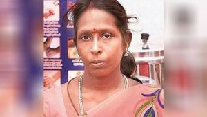 கிராம மக்களின் எதிர்ப்புக்கு பணிந்து அங்கன்வாடி அன்னலட்சுமி  மாற்றம்.. மதுரை கலெக்டருக்கு நோட்டீஸ் 