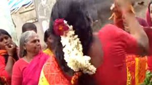 ஆத்தா வந்திருக்கேன்டா.. அவங்க இங்க வந்து தண்ணி பிடிக்க கூடாது.. சாமியாடி செய்த குட்டி கலாட்டா 