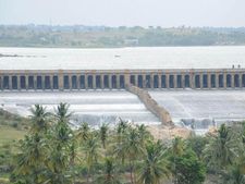 காவிரியில் நீர் திறக்காத கர்நாடக அரசை டிஸ்மிஸ் செய்ய வேண்டும்.. தமிழக விவசாயிகள் ஆவேசம் 