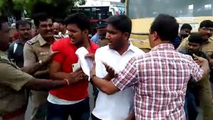கோவை பஸ் ஸ்டாண்டில் பரபரப்பு.. கல்வி கொள்கை நகலை எரிக்க முயன்ற மாணவர் அமைப்பினர்.. தள்ளுமுள்ளு 