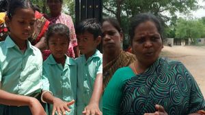 ஏன் வாந்தி எடுக்கிறே.. மாசமா இருக்கியா... தாறுமாறாக பேசிய தலைமை ஆசிரியை.. கொந்தளித்த மக்கள் 