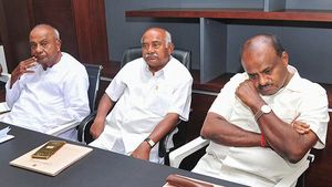 கர்நாடகா அரசு கவிழும் என பேட்டி அளித்த விவகாரம்.. அலேக்காக அந்தர் பல்டி அடித்த தேவகவுடா 