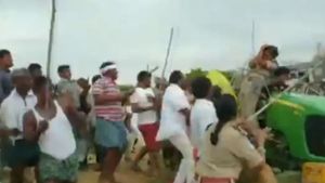 ஓங்கி  தலையில் அடித்த டிஆர்எஸ் எம்எல்ஏவின் தம்பி.. மயங்கி விழுந்த அனிதா.. தெலுங்கானாவில் ரவுடித்தனம்