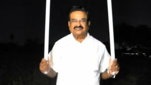 சோதனையின்போது திடுக்.. ஈரோடு எம்பி கணேசமூர்த்தியை தாக்கிய மின்காந்த அலை! ட்யூப் லைட் எரிந்த விபரீதம்