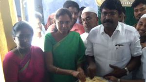 பச்சை கலர் புடவையில் ஜொலித்த ஜோதிமணி... வேடசந்தூர் உருசு விழாவில் உற்சாக பங்கேற்பு 