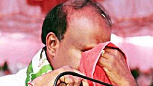 தினம், தினம் கடும் கஷ்டப்படுகிறேன்.. வெளியே சொல்ல முடியல.. குமுறும் கர்நாடக முதல்வர் குமாரசாமி 