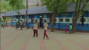 இங்க பாருங்கய்யா.. எப்டியெல்லாம் யோசிக்கிறாங்க.. குழந்தைகளை கவர ரயில்பெட்டி போன்ற கிளாஸ் ரூம்ஸ்! 