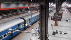 டிக்கெட் எடுக்க வந்த பெண் பயணியின் செல்போனை அமுக்கிய கிளர்க்... அப்புறம் அடிதடிதான்