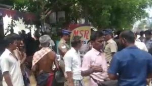 மதுரையில் பயங்கரம்.. காவல் ஆணையாளர் அலுவலகம் அருகே இளைஞரை வெட்டிக் கொன்ற கும்பல்