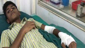 தக்கலை ஆசிரியரின் முரட்டுத்தனம்.. அடி வாங்கிய மாணவன் படுகாயம்