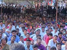 ஹைட்ரோ கார்பன் திட்டம் .. மன்னார்குடியில் 13 கிராம மக்கள் குளத்தில் இறங்கி போராட்டம் 