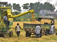 அரிசி என்ன விலை விற்குது..  கிடுகிடுவென உயர்த்ததால் மக்கள் அதிர்ச்சி 