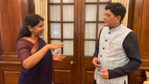 தூத்துக்குடி தொகுதிக்காக.. கனிமொழி அதிரடி தொடருகிறது.. பியூஷ் கோயலுடன் இன்று சந்திப்பு 