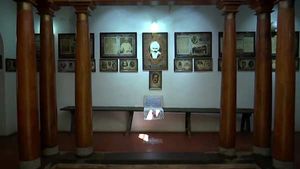 நெஞ்சு பொறுக்குதில்லையே.. பராமரிப்பு இன்றி கிடக்கும் மகாகவி பாரதியாரின் நினைவு இல்லம்!