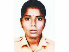 திருச்சியில் பெண் போலீஸ் சரண்யாவின் மீது மோதி கவிழ்ந்த லாரி- இடது காலை இழந்த பரிதாபம் 
