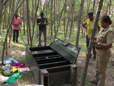 திறக்க முடியலையா.. தூக்குய்யா.. பீரோவையே தூக்கிச்சென்று நகை, பணத்தை அள்ளிச்சென்ற கொள்ளையர்கள்!