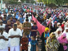 புனித ரமலான் : கட்டித்தழுவி வாழ்த்து சொன்ன பெருமக்கள் - கடையநல்லூரில் 10,000 பேர் சிறப்புத் தொழுகை