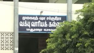 முறைகேடு புகார்... மதுரை வக்பு வாரிய கல்லூரியில் சி.பி.ஐ. அதிகாரிகள் விசாரணை