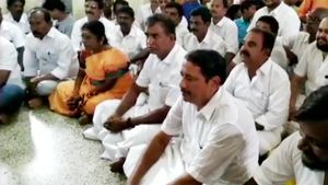 மழை பெய்ய வேண்டும்.. தண்ணீர் பஞ்சம் தீர வேண்டும் இறைவா... அமைச்சர் எஸ்.பி.வேலுமணி வழிபாடு 