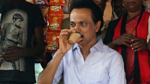 அரவக்குறிச்சி மெயின் ரோட்டு டீக்கடையில் மு.க.ஸ்டாலின்.. ஜோதிமணியுடன் சிங்கிள் டீ குடித்தார்! 