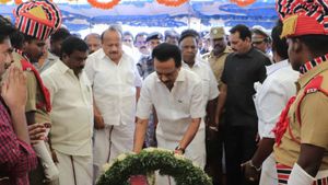 புதுவை முன்னாள் முதல்வர் ஆர்.வி.ஜானகிராமன் உடல் அடக்கம்... மு.க.ஸ்டாலின் இறுதி அஞ்சலி