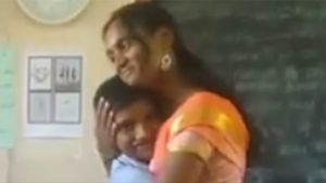 கட்டிப் பிடிக்கலாமா.. டான்ஸ் ஆடலாமா.. மழலைகளை பாசத்தில் விழ வைத்த சுபாஷினி டீச்சர்! 