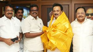மாற்றான் தோட்டத்து மல்லிகை.. தேனி மாவட்ட திமுக பொறுப்பாளராக மணக்க போகும் தங்கம்? 