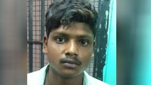 மதுரையில் பயங்கரம்... காவல்நிலையம் அருகே இளைஞர் ஓட ஓட விரட்டி வெட்டிக்கொலை
