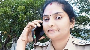 காதலர்களை சேர்த்து வைத்த திண்டுக்கல் காவல் ஆய்வாளருக்கு கிடைத்த பரிசு.. டிஐஜி அதிரடி உத்தரவு 
