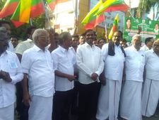 ஹைட்ரோகார்பனுக்கு எதிராக அணிசேர்ந்த கடலோர மாவட்டங்கள்...600 கி.மீ நீளத்துக்கு மனித சங்கிலி போராட்டம்