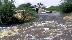 குடிநீருக்காக திறக்கப்படும் காவிரி நீரில் கலக்கும் சாயப்பட்டறை கழிவுகள்.. வேதனையில் மக்கள் 