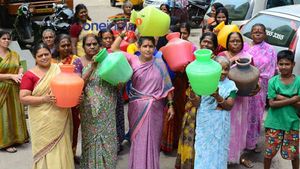 குடிநீருக்காக போராடிய மக்கள் ..சட்டவிரோதமாக கூடியதாக வழக்கு.. காவல்துறைக்கு வலுக்கும் கண்டனம் 