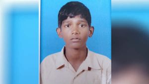காப்புக் காடு.. ராத்திரி நேரம்.. சுற்றிலும் ஆணுறைகள்.. கழுத்து அறுபட்ட நிலையில் சிறுவன் பிணம்!