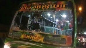 புதுவை - கடலூர் என்.எச்-ல் தாறுமாறாக ஓடிய தனியார் பஸ்.. விபத்தில் சிக்கி 5 பேர் படுகாயம்