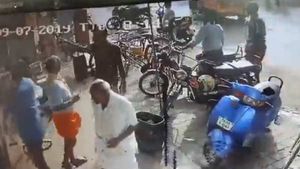 மனிதன் மிருகமாகிய தருணம்.. போக்குவரத்தை ஒழுங்குபடுத்தியவரை கல்லால் அடித்துக் கொன்ற கொடூரன்